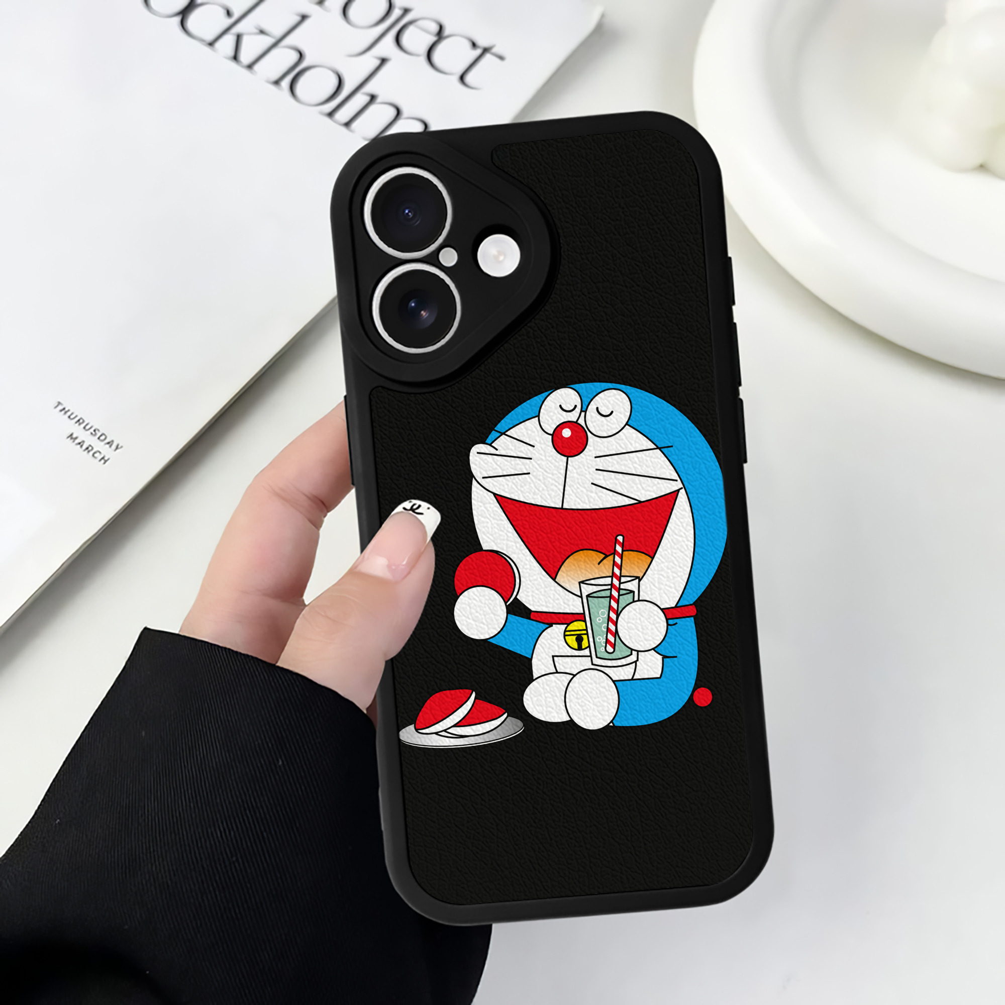 （画像用） ドラえもん Doraemon 【iPhone 16シリーズ対応】シリコンスマホケース（レザー調） 材質：シリコン